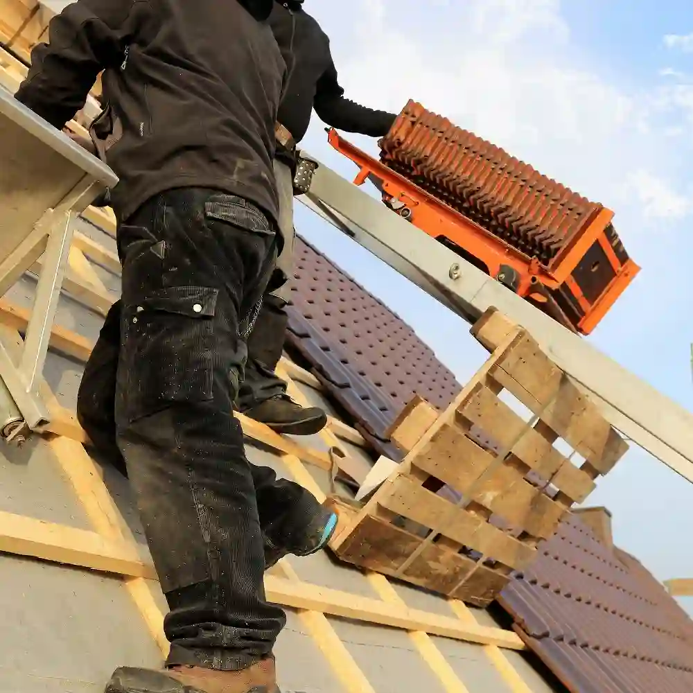 Artisan couvreur effectuant la rénovation complète d'une toiture à Vélizy